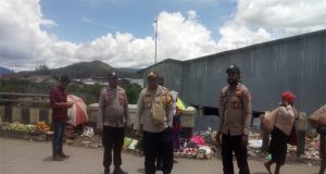 Polsek Kamuu Lakukan Patroli Jalan Kaki Demi Memelihara Kamtibmas