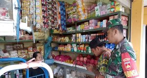 Datangi Pasar Tradisional, Babinsa Karimunjawa Pantau Harga Kebutuhan Bahan Pokok