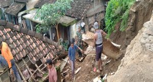 Babinsa dan Bahbinkamtibmas Mayong Tinjau Lokasi Dapur Warga Terkena Longsor