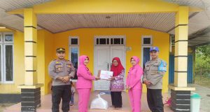 Ketua Bhayangkari Polsek Sungai Raya Kepulauan Berikan Bantuan Sosial Terhadap Purnawirawan dan Warakawuri