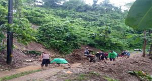 Tebing Longsor Menutup Akses Jalan, Babinsa Desa Papasan Bersama Warga Kerja Bakti Lakukan Pembersihan