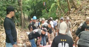 Puluhan Angota FKJR Korwil Gunungkidul Kerjabakti Dilokasi Tanah Longsor Serut Gedangsari