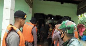 Forkompincam Kedung dan TNI-POLRI Beri Bantuan Logistik Korban Banjir Desa Sowan Kidul