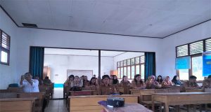 Bhabinkamtibmas Polsek Ella Hilir Hadiri Kegiatan Implementasi Kurikulum Merdeka Belajar Bagi Kepala Sekolah dan Guru