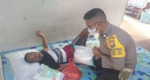 Bhabinkamtibmas Kelurahan Sekip Lama, Relawan dan Donatur Bagikan Paket Sembako Dari Program Jimpitan