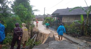 Jembatan Penghubung Desa Sumberrejo Ambruk Akibat Intensitas Curah Hujan Tinggi