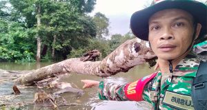Anggota Kodim 1202-02/ Sanggau Ledo bersama Tim SAR gabungan temukan jenazah korban tenggelam