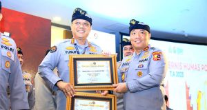 Penghargaan Kadivhumas Pada Saat Rakernis Humas Polri