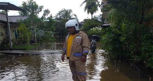 Bhabinkamtibmas Polsek Singkawang Tengah Monitoring Debit Air di Wilayah Yang Terendam Air
