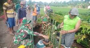 Ruas Jalan Longsor, Babinsa Bumiharjo Bersama Warga Kerja Bakti Lakukan Perbaikan