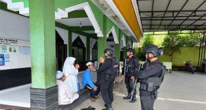 Personel Brimob Kalbar Laksanakan Patroli Dalam Rangka Menjaga Stabilitas Kamtibmas Diwilayah Hukum Polda Kalbar