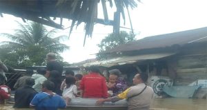 Tim Gabungan Evakuasi Bencana Banjir Jl.Pasar Turi Dalam Kel.Pasiran Polsek Singkawang Barat Polres Singkawang