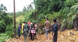 Anggota Kodim 1202-01/Bengkayang turun langsung Penanganan Tanah Longsor Di Desa Binaan