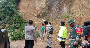 Tanggap Bencana, Kapolres Bengkayang Turun Langsung ke Lokasi Tanah Longsor Yang Terjadi di Kecamatan Sungai Betung