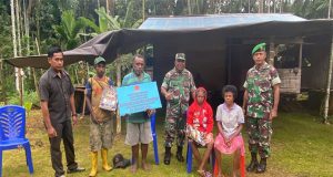 Kodim 1709/Yawa Serahkan Tali Asih Panglima TNI Kepada Ahli Waris Praka Anumerta L. A. Worembai Yang Telah Gugur Dalam Melaksanakan Tugas Di Yahukimo