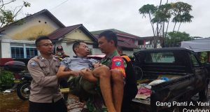 Polsek Singkawang Tengah Polres Singkawang Polda Kalbar Bersama BNPB Evakuasi Korban Banjir