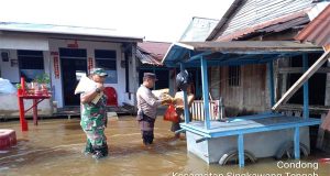 Sinergitas TNI POLRI Membantu Penyaluran Bantuan Terhadap Korban Bencana Banjir Polsek Singkawang Barat Polres Singkawang