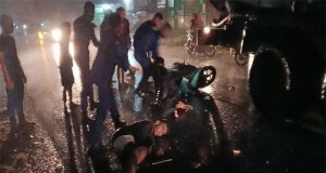 Detik-detik Ditpolairud Polda Sulteng evakuasai korban laka lantas dalam kondisi cuaca hujan