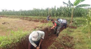 Sukseskan Program Ketahanan Pangan, Babinsa Keling Bersama Petani Bangun Saluran Irigasi