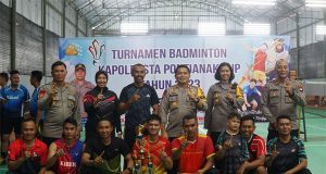 Wakapolresta Pontianak serahkan Piala Pemenang Tournamen Badminton Kapolresta Pontianak Cup 2023