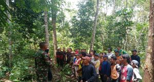 Babinsa Kodim 1202-08/Sks Turun tangan Bantu Perbaiki Tanggul yang Jebol