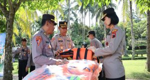 Bagikan Life Jacket (Pelampung), Polres Magelang Kota Sukseskan Program Ikan Selayar