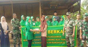 Danramil Sukoharjo Mewakili Dandim 0424/TGM Melakukan Jumat Berkah di Pondok Pesantren Darus Pekon Purwodadi