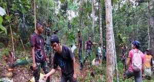 Kemanunggalan TNI Dan Rakyat, Yonif Raider 641/BRU Singkawang Bersama Masyarakat/Warga Melaksanakan Kegiatan Baksos (Perbaikan Tanggul Air)