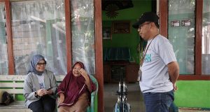 PT Timah Tbk Serahkan Dua Kursi Roda Untuk Warga Desa Baru