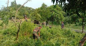 Danramil 01/Jepara Turun Langsung Lapangan Ikut Kerja Bakti Bersihkan Lingkungan