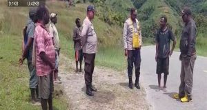 Patroli Sambang Polsek Mapia Lakukan Jumat Curhat