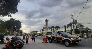 Erupsi Merapi Berdampak Hujan Abu, Polres Magelang Kota Bagikan Masker Kepada Masyarakat