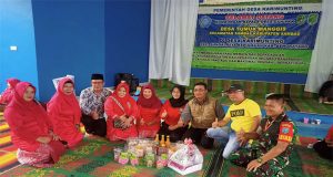 Jalin Silaturahmi, Babinsa Kodim 1202-03/Sry Hadiri Pertemuan PKK di Desa Binaan