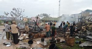 Kanit Binmas Polsek Teluk Batang Bantu Evakuasi Kebakaran Kantor Guru Sekolah di Teluk Batang Kab. Kayong Utara
