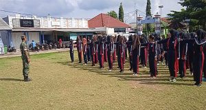 Babinsa Karimunjawa Beri Materi PBB Kepada Pelajar SMKN 1