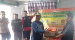 Personel Polsek Singkawang Utara Monitoring Kegiatan Pembagian Sembako Dari Lazismu Kota Singkawang