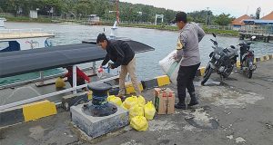 Sinergitas Babinsa dan Bhabinkamtibmas Desa Karimunjawa, Berupaya Mendorong Bansos Bagi Warga Miskin