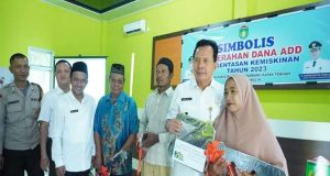 Wako Prabumulih serahkan langsung Alokasi Dana Desa (ADD) Desa Karya Mulya Kec. RKT
