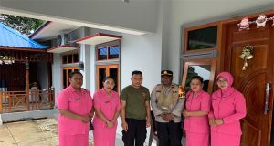 Bhayangkari Cabang Polres Dogiyai Jenguk Personil Yang Terkena Panah