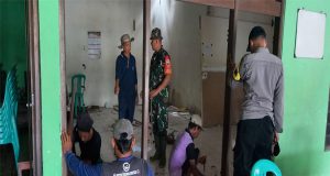 Babinsa dan Bhabinkamtibmas Kuanyar Giat Kerja Bakti Renovasi Kantor Desa