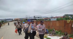 Jumat Curhat Polsek Kamuu Bertemu Dengan Pedagang Di Pasar Moanemani