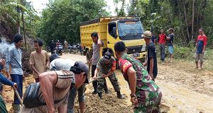 Ciptakan Kemanunggalan, Babinsa Bersama Warga Laksanakan Kerja Bakti