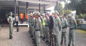 Para Linmas Pulodarat Mendapatkan Pembekalan PBB dari Babinsa Koramil 04/Pecangaan