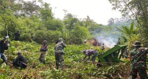 Jelang Bulan Suci Ramadhan Satgas Pamtas Yon-Armed 5 Pancagiri Laksanakan Karya Bakti Bersama Masyarakat Perbatasan