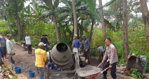 Polsek Cibugel Gotong Royong Bersama Warga Perbaiki Jalan