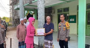 Bulan Ramadan Makin Berkah, Polisi dan Bhayangkari Kubu Raya Bersihkan Masjid
