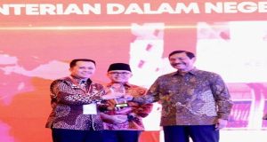 Wakili Mendagri, Dirjen Bina Keuangan Daerah Fatoni Terima Penghargaan Digital Government Award 2023