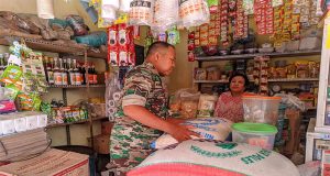 Serma Kuswono Babinsa Koramil 05/Mayong Tinjau Pasar Tradisional di Desa Binaan