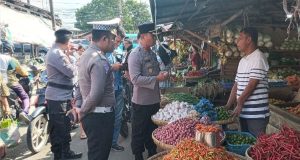 Giat Jumat Curhat Polres Bitung di Pasar Girian Guna Mengecek Kestabilan Sembako