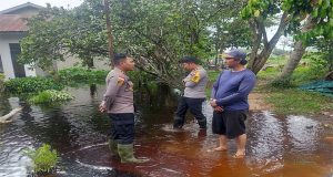 Pendataan Rumah Yang Terkena Banjir Rob, Kapolsek Rasau Jaya : Aktivitas Masyarakat Masih Berjalan Aman